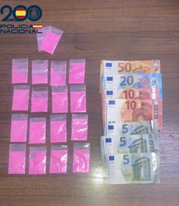 Bolsitas con 'cocaína rosa' y dinero en efectivo incautado al hombre detenido en Palma por la Policía Nacional