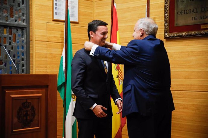 El presidente de la Diputación de Almería, Javier A. García, recibe la distinción.