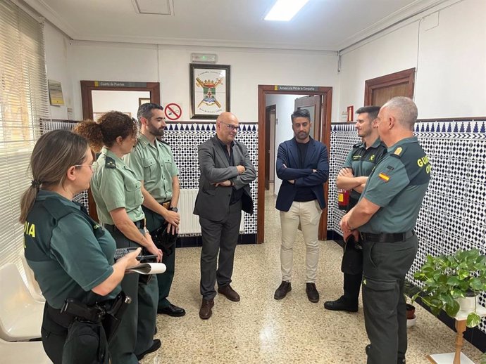 Visita del subdelegado del Gobierno en Jaén, Manuel Fernández, al puesto de la Guardia Civil en Beas de Segura.