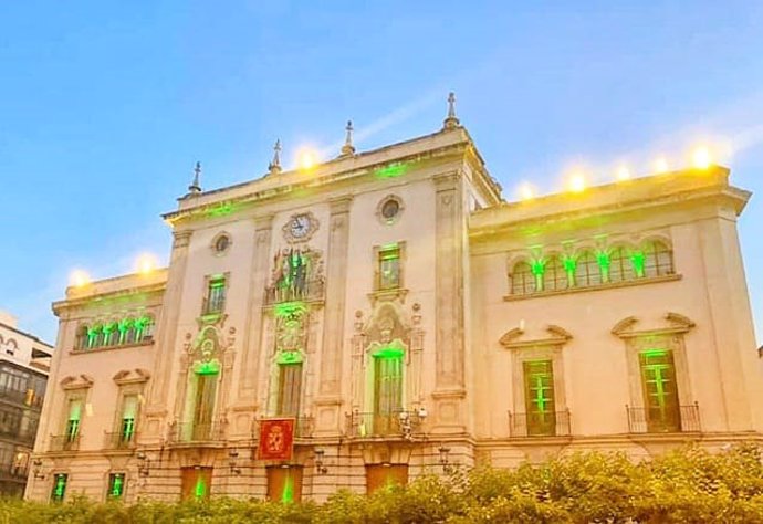 Fachada del Ayuntamiento de Jaén iluminada de color verde por el Día Mundial de la ELA.