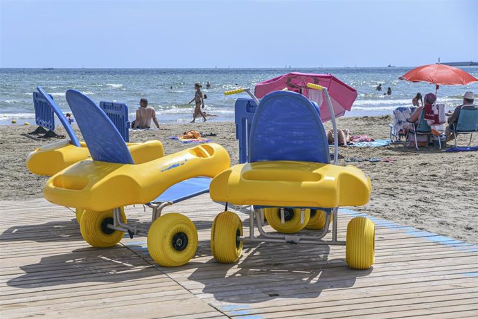 Archivo - Varias sillas anfibias expuestas durante la presentación de una zona de baño asistido la playa del Cabanyal, a 2 de agosto de 2021, en Valencia, Comunidad Valenciana, (España). 