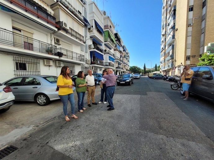 Visita de la edil del PSOE Encarnación Aguilar a la barriada Santa María de Sevilla.