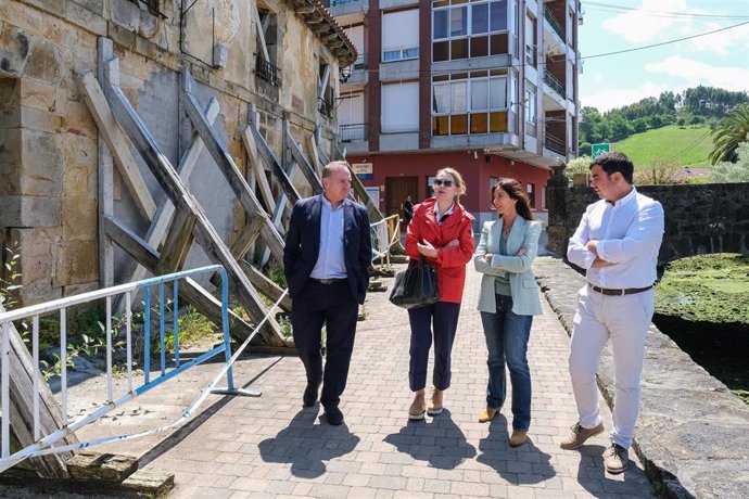 La consejera de Turismo, Eva Guillermina Fernández, visita Limpias junto al alcalde, Ignacio Sainz