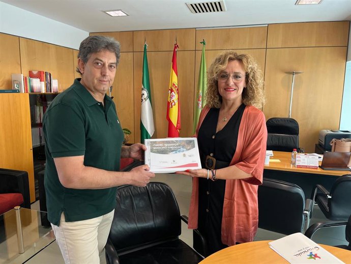 La diputada provincial de Turismo, Marta Nievas, junto al alcalde de Castril, Miguel Pérez.