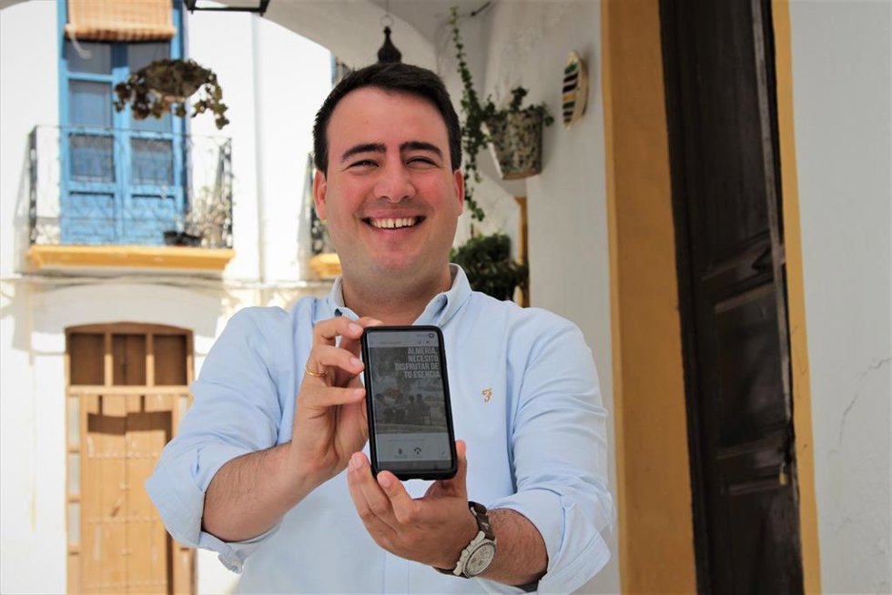 El vicepresidente y diputado de Presidencia, Reto Demográfico, Patrimonio Histórico y Turismo, Fernando Giménez, con una de las imágenes de la campaña de promoción de 'Costa de Almería' .