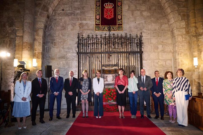 La presidenta de Navarra, María Chivite, la vicepresidenta del Parlamento foral, Ainhoa Unzu, y consejeros presentes en el homenaje al Reyno de Navarra