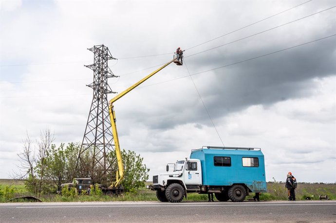 Archivo - Treballadors ucraïnesos reparen una línia elèctrica malmesa per atacs russos 