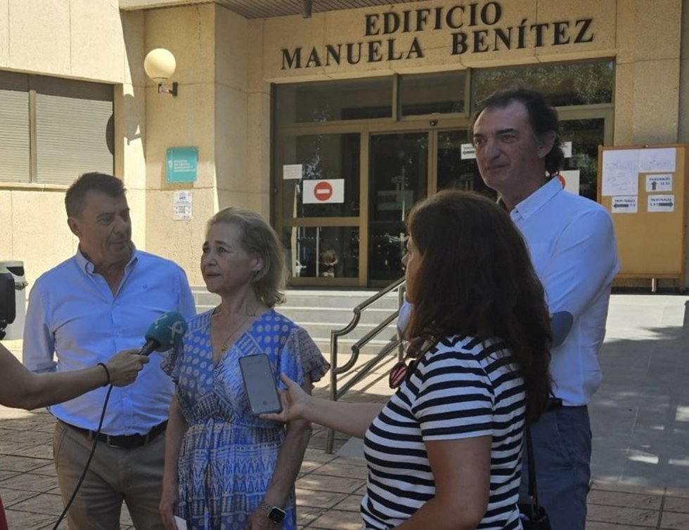 La consejera de Educación, Ciencia y Formación Profesional, María Mercedes Vaquera, atiende a los medios en la puerta de la Facultad de Económicas de Badajoz