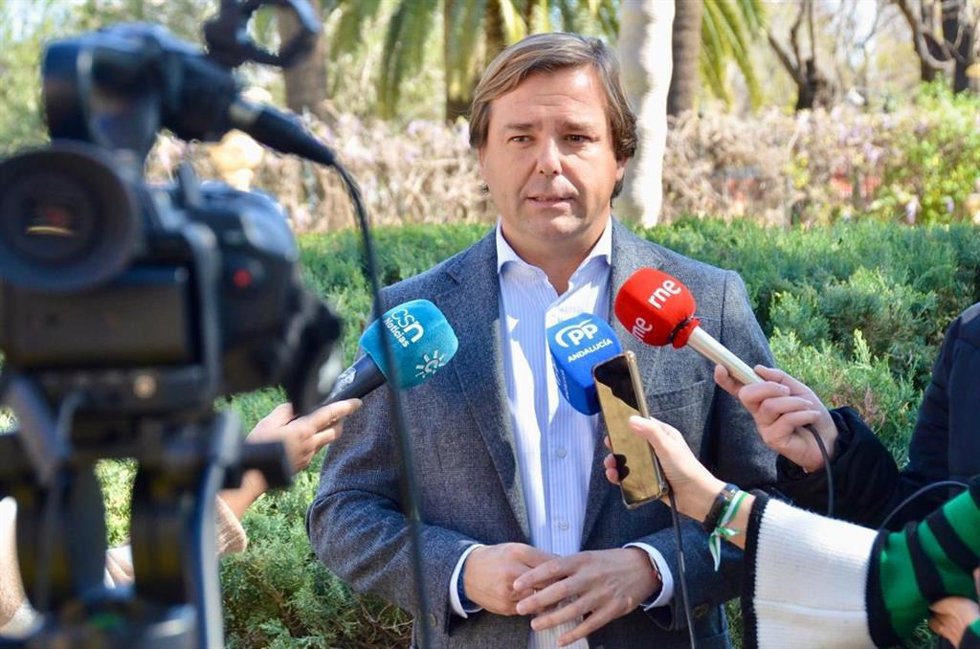El secretario general del PP-A, Antonio Repullo, atiende a los medios en una foto de archivo.