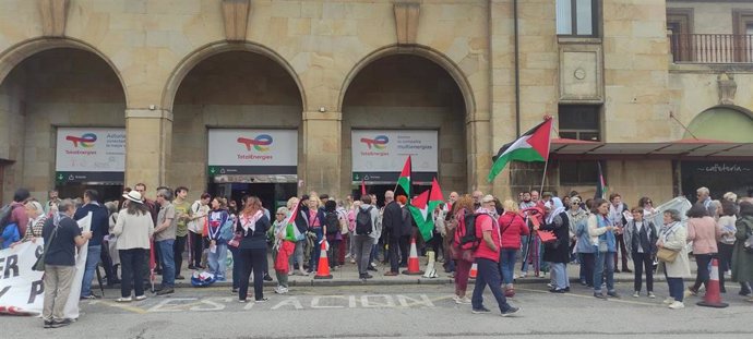 Manifestación convocada por la Plataforma solidaria Asturies con Palestina en Oviedo.