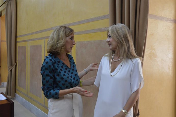 La parlamentaria andaluza del PP de Almería, Julia Ibáñez, junto a la consejera de Desarrollo Educativo y Formación Profesional, Patricia del Pozo.
