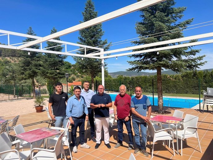 Visita del presidente de la Diputación de Jaén, Francisco Reyes, a la piscina municipal de Benatae.