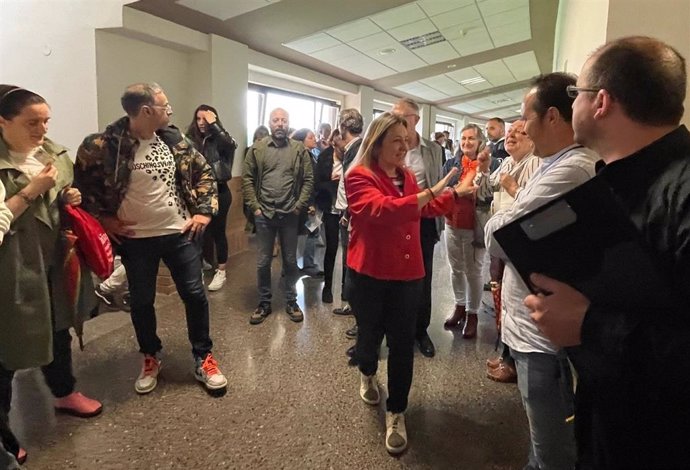 La consejera de Educación, Lydia Espina, desea suerte a los aspirantes al cuerpo de maestros antes de comenzar el examen.