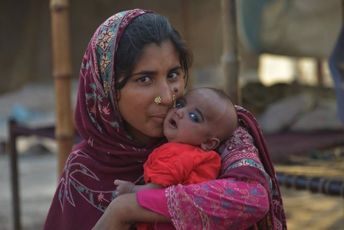 Archivo - Mujer con un bebé el Lahore, Pakistán