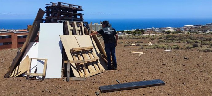 Personal del CECOPAL inspecciona una de las hogueras de San Juan
