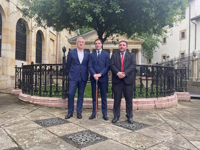 El vicepresidente primero y consejero de Presidencia e Igualdad del Gobierno de Navarra, Félix Taberna, y el presidente del Parlamento de Navarra, Unai Hualde, junto a Imanol Pradales en su toma de posesión de su cargo como lehendakari