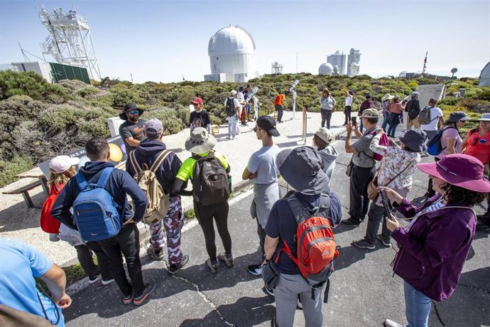 Cientos de personas acuden a las jornadas de puertas abiertas del Observatorio del Teide