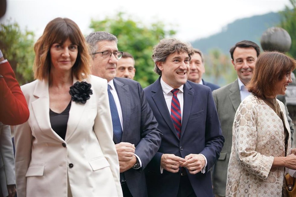 La vicelehendakari segunda y consejera de Trabajo y Empleo del Gobierno Vasco, Idoia Mendia (i), el portavoz del PSOE en el Congreso, Patxi López (2i), y el secretario general del PSE-EE, Eneko Andueza (c), a su llegada a la toma de posesión de Imanol P