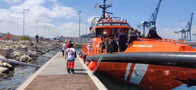Imagen del rescate de las personas que viajaban en una patera, trasladadas hasta el Puerto de Alicante