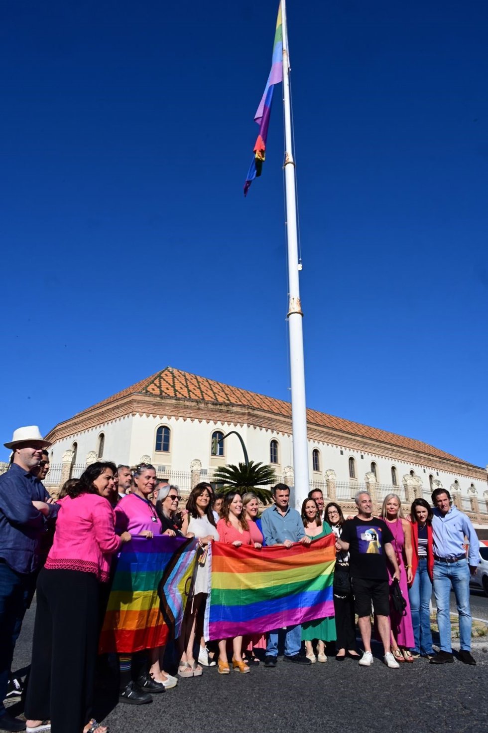 Izado de la bandera Lgtbi en la Plaza de Sevilla de Cádiz.