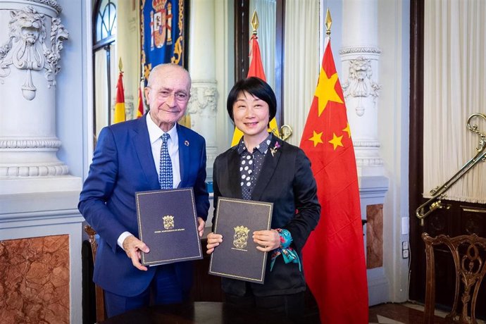 El alcalde de Málaga, Francisco de la Torre, y el presidente de la Asociación de Intercambios Culturales Internacionales de Shenzhen, Zhang Ling,