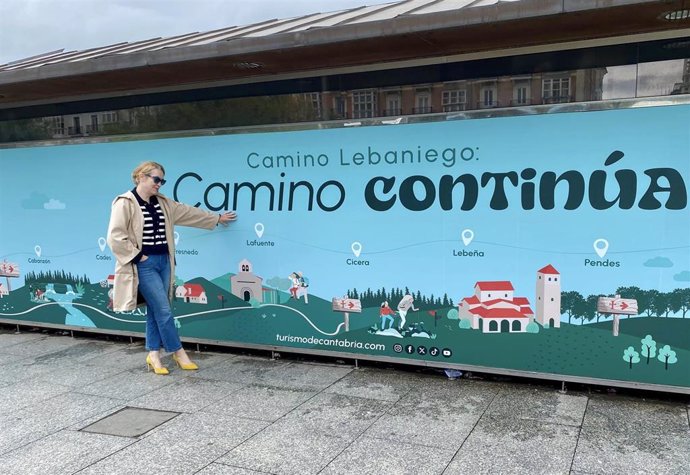 La consejera de Turismo, Eva Guillermina Fernández, junto al vinilo del Camino Lebaniego en Santander