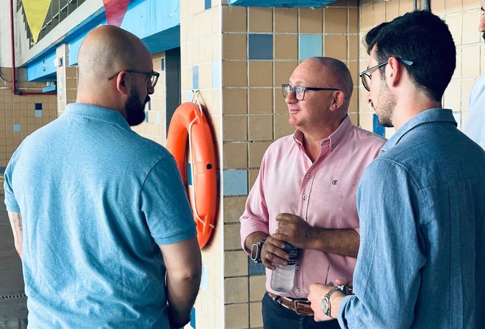Visita del alcalde de El Puerto de Santa María (Cádiz), Germán Beardo, a obras en piscinas municipales.