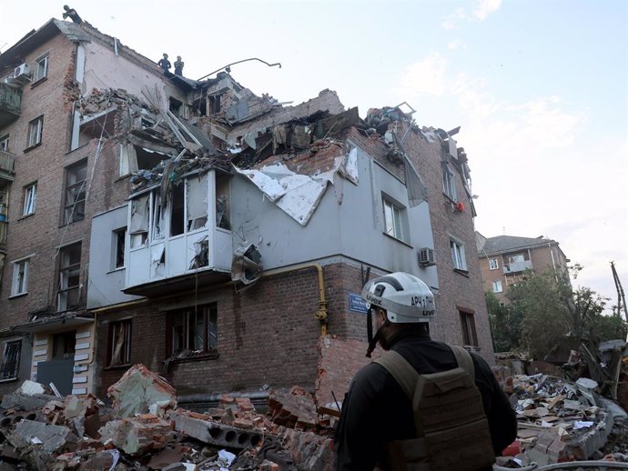 May 31, 2024, Kharkiv, Ukraine: KHARKIV, UKRAINE - MAY 31, 2024 - Rescuers remove the rubble at a block of flats damaged by the overnight Russian missile attack in the Novobavarskyi district of Kharkiv, northeastern Ukraine. Five people have been killed a