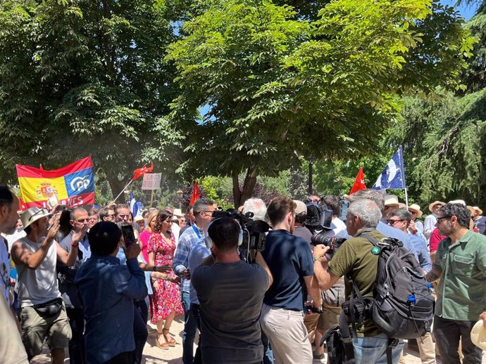 Decenas de protestantes contra la ZBE y contra el cantón de Montecarmelo esperan a Ayuso y Almeida a su llegada al mitin popular en celebración al año de gobierno del partido en la región de Madrid.