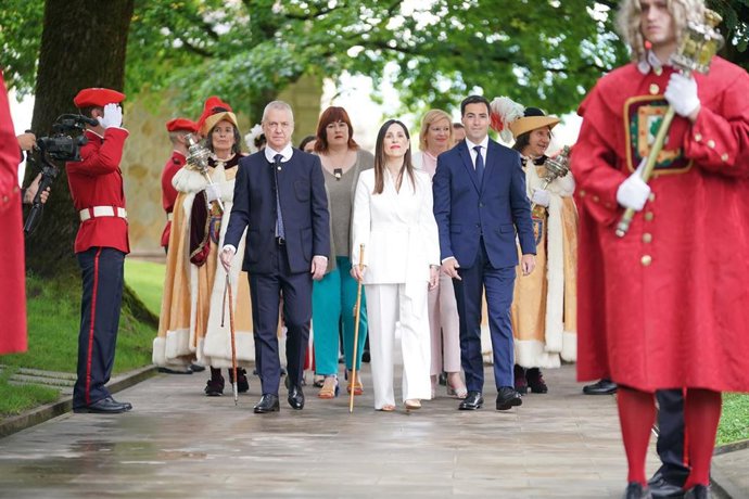 El exlehendakari, Iñigo Urkullu (i), la presidenta del Parlamento Vasco, Bakartxo Tejeria (c), y el nuevo lehendakari, Imanol Pradales (d), a su llegada a la toma de posesión de Imanol Pradales de su nuevo cargo, en la Casa de Juntas de Gernika