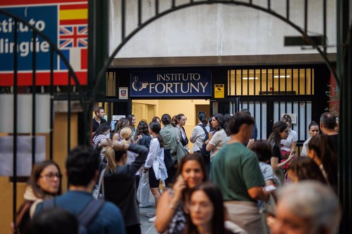 Varias personas antes del comienzo de las pruebas para las oposiciones de maestro, en el IES Fortuny, a 22 de junio de 2024, en Madrid (España).