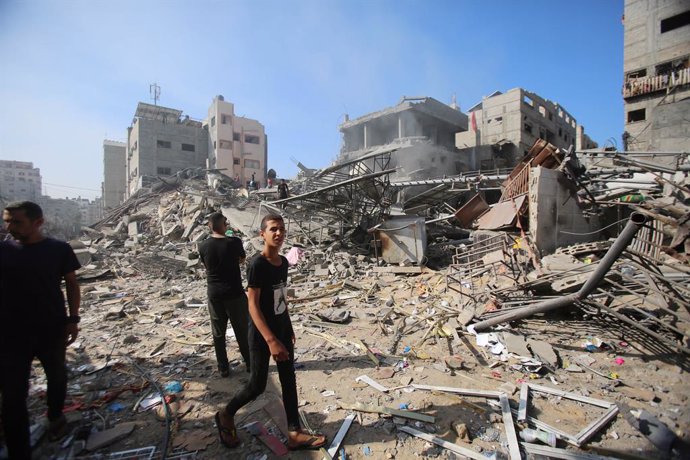 Archivo - November 6, 2023, Gaza city, Gaza Strip, Palestinian Territory: People search through buildings, destroyed during Israeli air raids on Al-Shati refugee camp in Gaza City on November 6, 2023. The Israeli army has expanded its military assault. Th