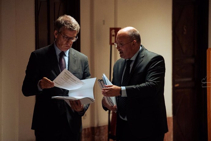 El presidente del PP, Alberto Núñez Feijóo (i), y el portavoz del PP, Miguel Tellado (d), en el Congreso de los Diputados, a 13 de junio de 2024, en Madrid (España). El Congreso debate hoy las enmiendas a la totalidad de devolución planteadas por los grup