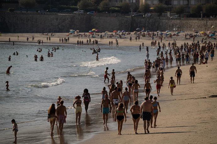 Archivo - Bañistas en la playa, a 8 de octubre de 2023, en Pontevedra, Galicia (España). Todas las provincias gallegas han superado hoy los 30 grados registrando la máxima temperatura en el municipio lucense de Lourenzá con una temperatura de 36,3 grado