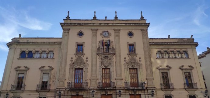 Archivo - Fachada del Ayuntamiento de Jaén.