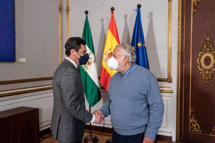 Archivo - El presidente de la Junta de Andalucía, Juanma Moreno, recibe al presidente de la FOAM, Martín Durán. (Foto de archivo).