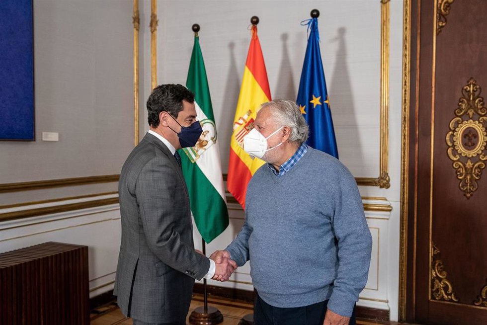 Archivo - El presidente de la Junta de Andalucía, Juanma Moreno, recibe al presidente de la FOAM, Martín Durán. (Foto de archivo).