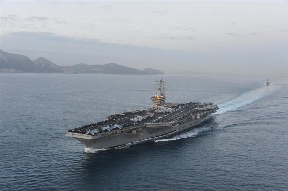 Archivo - El portaaviones estadounidense 'Dwight D. Eisenhower'