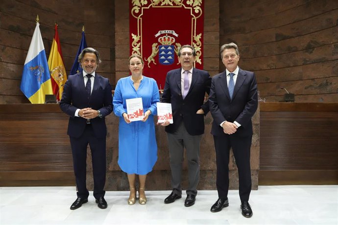 El expresidente y la presidenta del Parlamento de Canarias, Gustavo Matos y Astrid Pérez; el magistrado del Tribunal Constitucional Enrique Arnaldo Alcubilla, y Salvador Iglesias Machado, letrado-secretario general de la Cámara