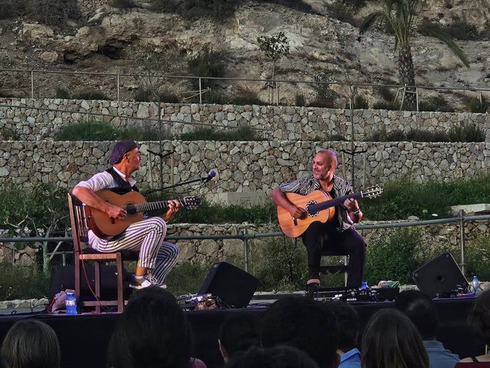 El guitarrista turco Cenk Erdogan y el italiano Antonio Forcione durante el concierto este viernes.