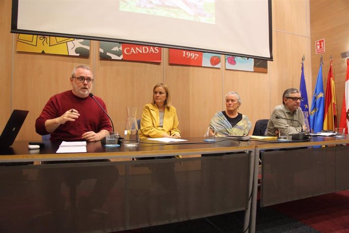 Mesa redonda sobre turismo moderada por la diputada del Grupo Mixto Covadonga Tomé.