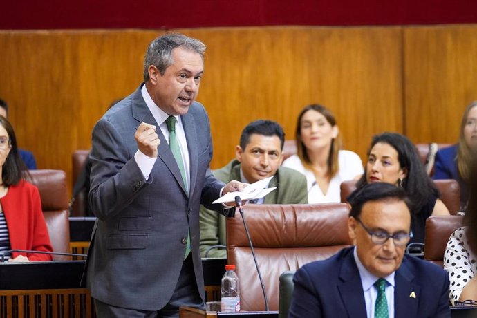 El secretario general del PSOE A, Juan Espadas, en el Pleno del Parlamento andaluz. (Foto de archivo).