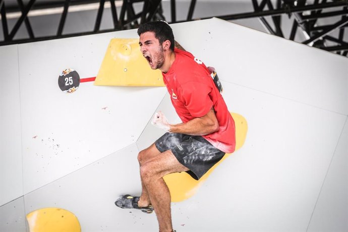 El escalador español Alberto Ginés, durante una competición.