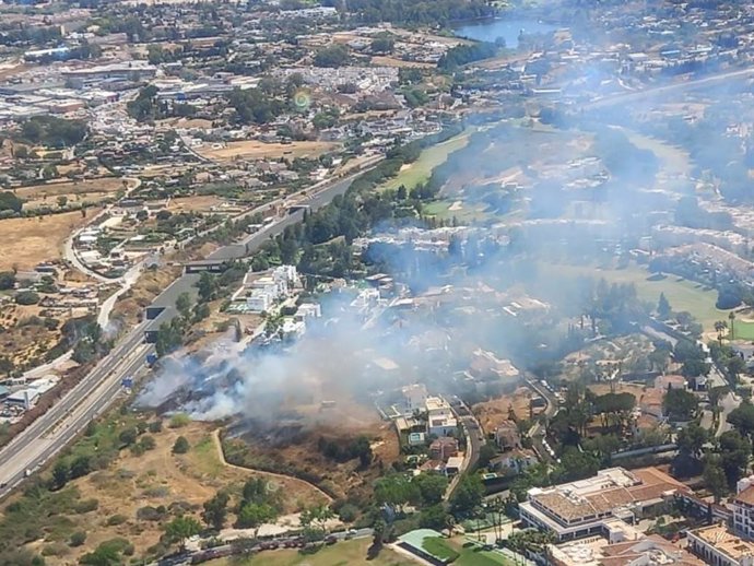 El incendio ha ocurrido junto a la autovía en la confluencia de los municipios de Marbella y Benahavís.