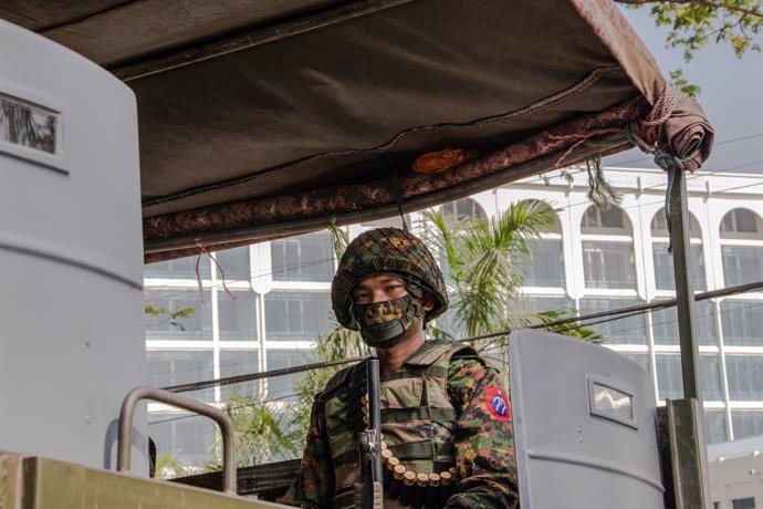 Archivo - February 15, 2021, Yangon, Myanmar: Soldier seen inside a military truck in front of the Central Bank building during the demonstration..Myanmar military arrived this morning at Bank Avenue Road in Thingangyun to put pressure on the Central Bank