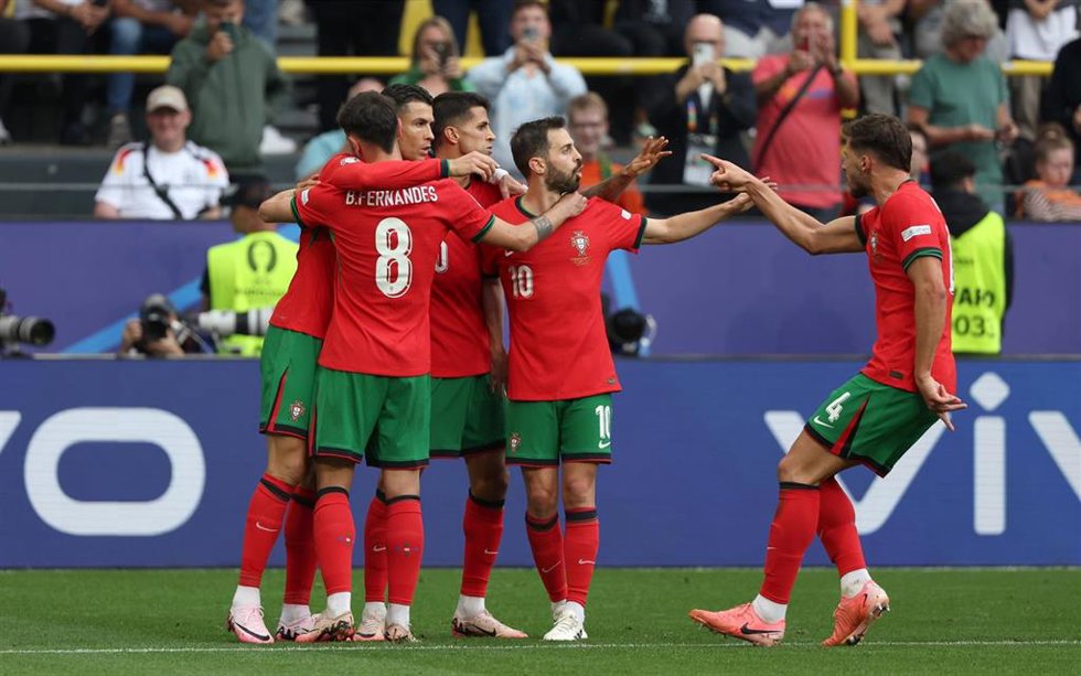 22 June 2024, North Rhine-Westphalia, Dortmund: Portugal's Bruno Fernandes (C) celebrates with the team after scoring their side's third goal during the UEFAEuro 2024 Group F soccer match between Turkey and Portugal at the Signal Iduna Park in Dortmund