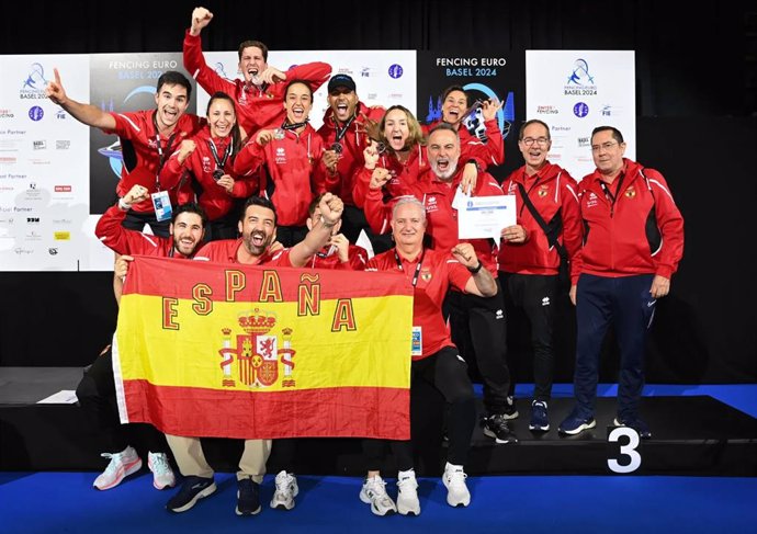 El equipo de sable femenino y espada masculina español, terceros de Europa