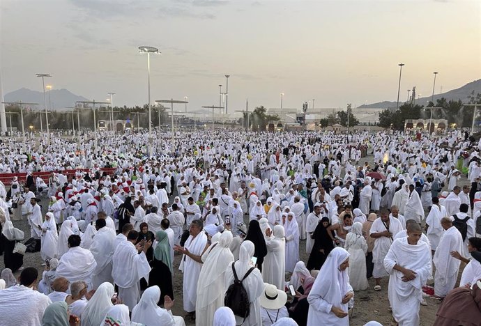 Peregrinos musulmanes rezan en el monte Arafat, en Arabia Saudí