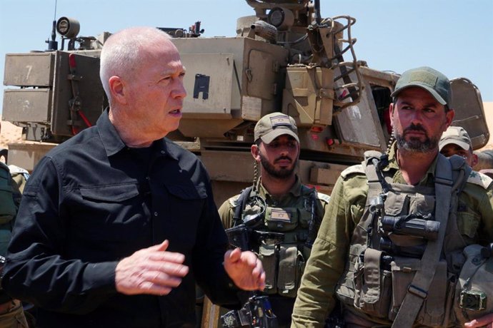 Archivo - May 7, 2024, Rafah District, Israel: Israeli Minister of Defense YOAV GALLANT visits an artillery battery providing fire support to IDF troops operating in the Rafah area. Gallant spoke with commanders and soldiers and commented "This operation 