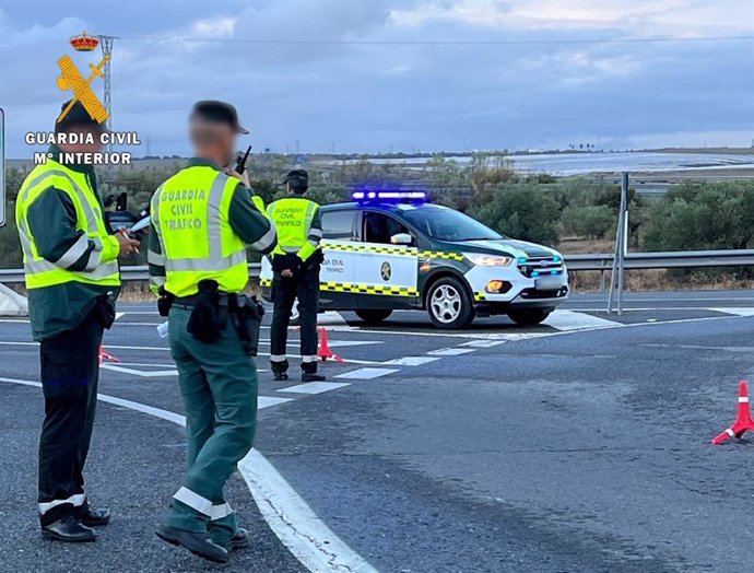 Archivo - Control de la Guardia Civil de Tráfico